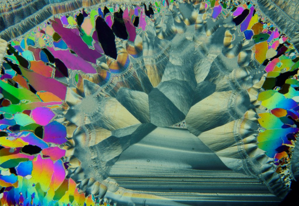 микрофото на дюншлиф от концентрично-зонален ахат под бинокулярен микроскоп
